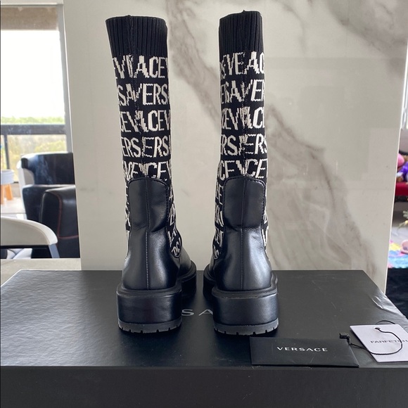 Versace Kids
logo-print knee-high boots - Picture 5 of 9